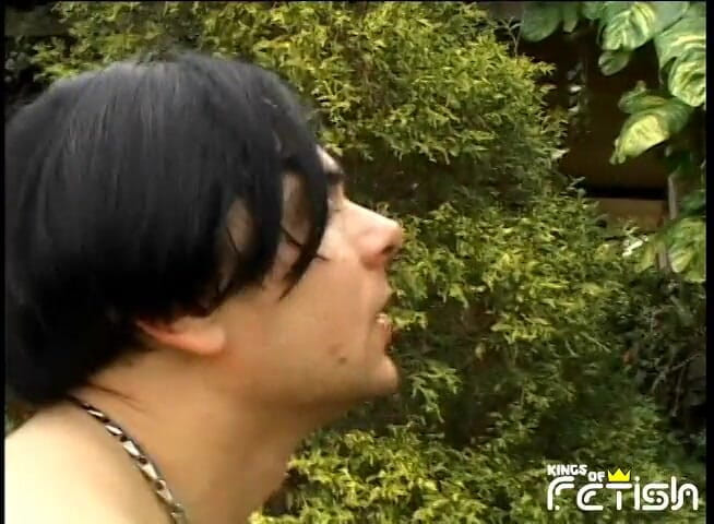Kings Of Fetish: 角質の男は、かなり幅の赤ん坊を犯す前に、屋外で彼の友人によって砲撃お尻を取得します