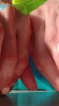 Massagem no pé, pés molhados, pés escorregadios, pés leves, belas unhas pedicure sexy Ginnagg