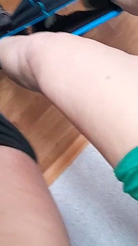 Trois étudiantes se sont rassemblées dans une salle de conférence vide pendant une pause pour baiser
