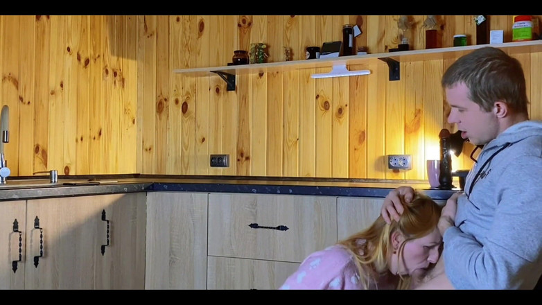 SweetAndFlow: Amatérská podvádějící manželka: Manželův nejlepší přítel přišel na návštěvu a...