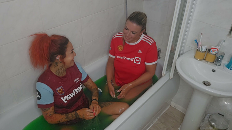 Maisie Lewis: Maisie Lewis &amp; Naughty Girl V Take a Gunge Bath