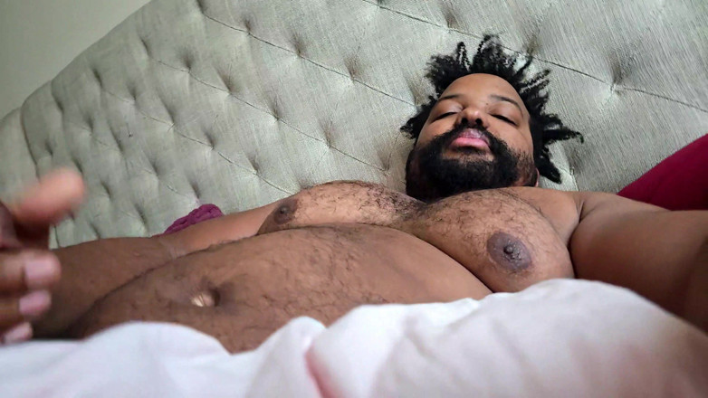 Eddie Venezuela: Un grosso toro barbuto accarezza il suo durello mattutino