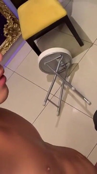 Abang tiri saya membuatkan saya merasai zakar raksasanya selepas pesta!