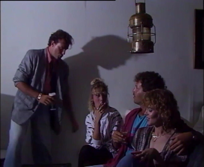 Vintage Climax: Prietenii au parte de o orgie sexy în fața televizorului