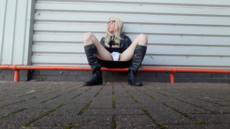 The Midnight Minx: Themidnightminx honí kalhotku