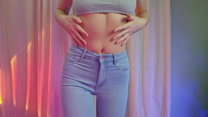 petitesubkitten: Cewek rambut merah tari striptis dari celana jins kurus