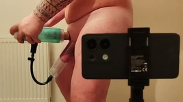 Pumpování koulí a masírování mého penisu