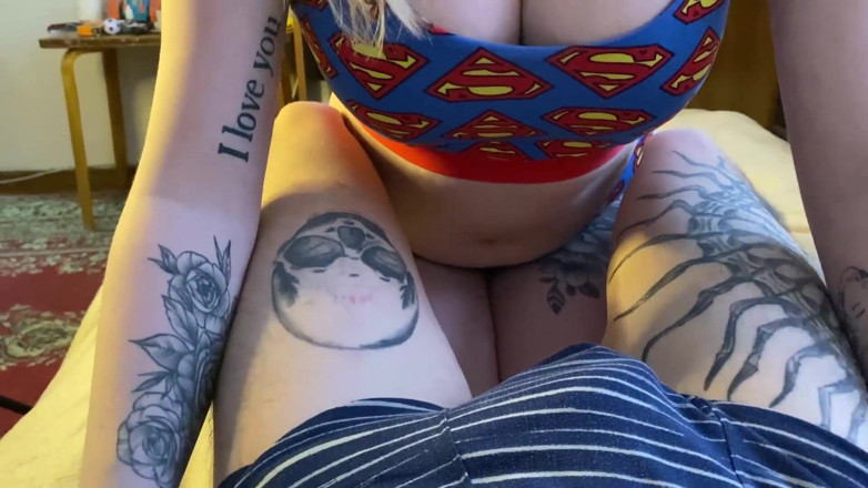 AmateurRU: Jovem beleza chupa pau e se masturba com pés