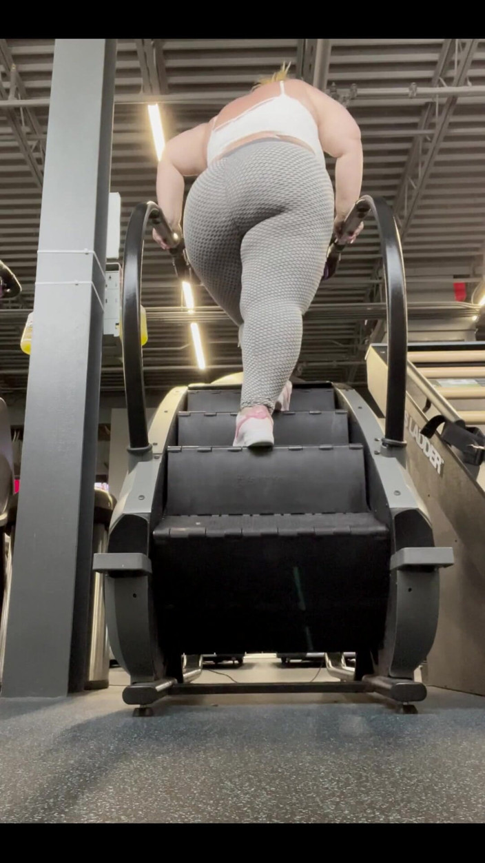 Miss Pink Plush: Pomohli byste mě trénovat v tělocvičně nebo jen sledovat, jak...