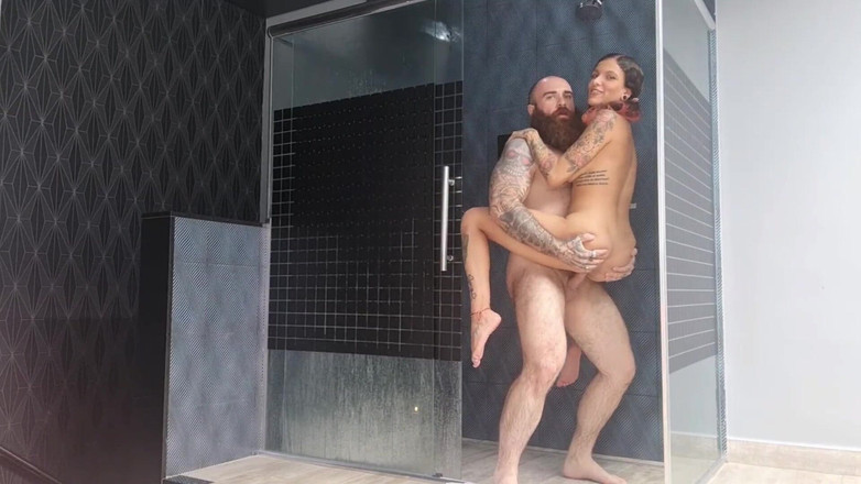 QweenSG: Flera sprutar i duschen och järncyklisten Cumshot i mitt ansikte !!