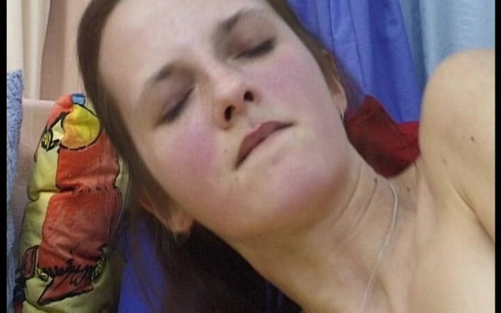 YOUR FIRST PORN: Eve Saugt mit Voller Lust - Eve zuigt met volledig plezier