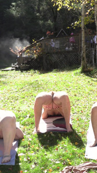 Yoga telanjang lesbian berbulu