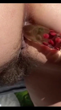 Trou anal en gros plan, on peut voir tous les poils. Le cul est poilu, baisé par des rapports anaux fréquents. Partie 2
