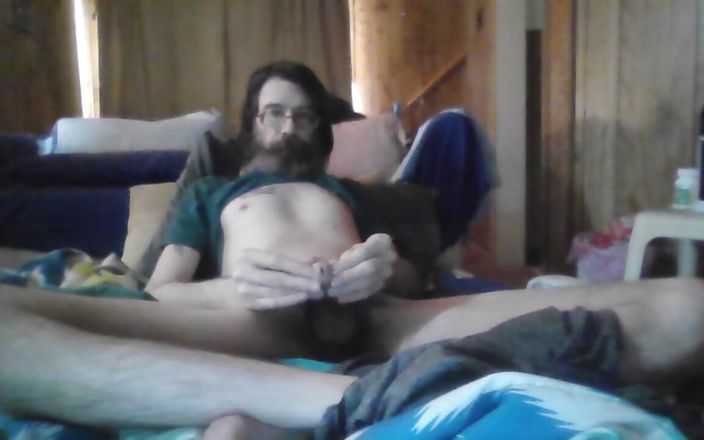 Kinky bisexual guy: 直瘦 twink 在床上撸管并用假阳具插菊花