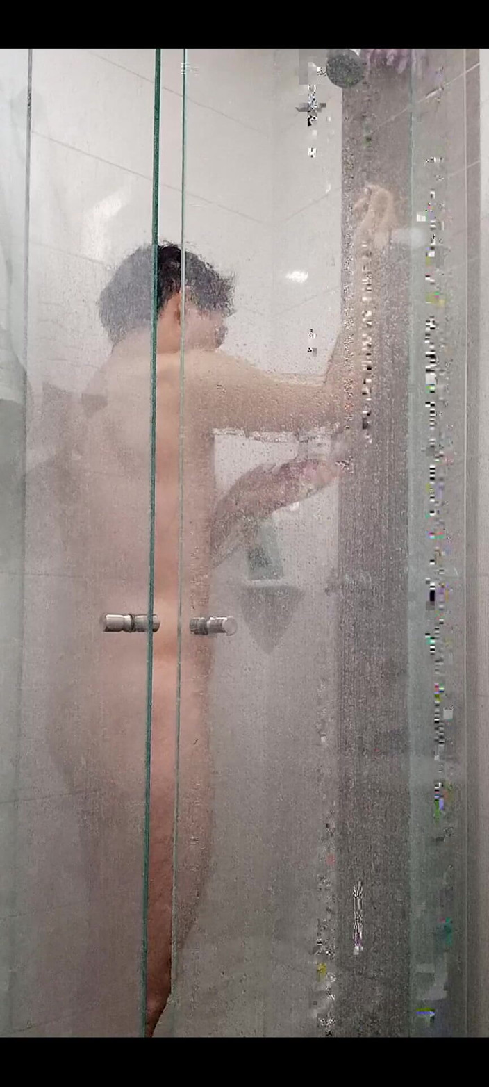 Diego_latinboy: Masturbando no banheiro