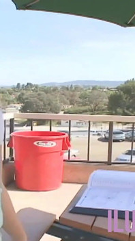 饥渴的金发女郎回家玩玩具