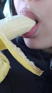 La mia sorellastra indiana succhia la banana in macchina e fa feticismo della bocca dopo aver succhiato la banana e mangiata
