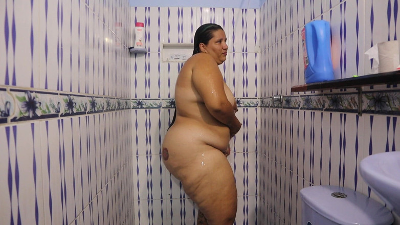 Lexly_16: Пухла дівчина приймає душ і показує всю свою пизду та цицьки своєму коханцю