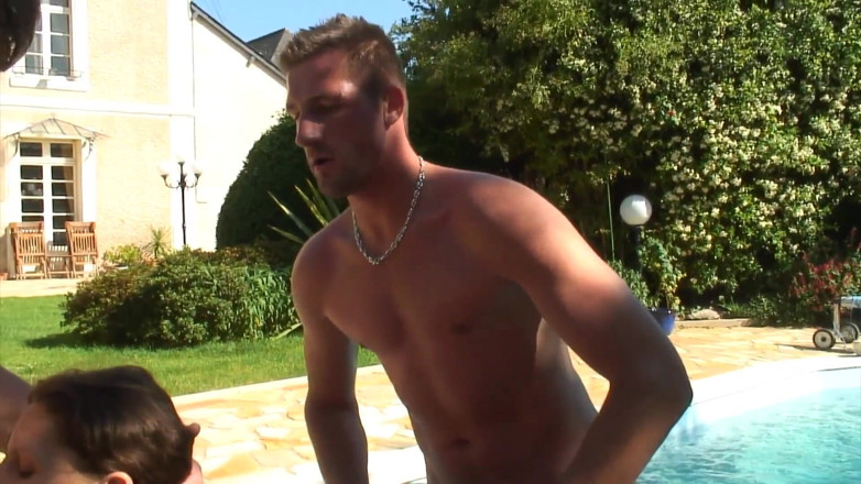 Slutty Milf: Sex în trei lângă piscină
