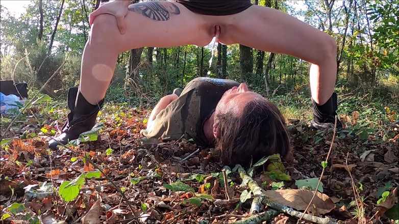 K Vw: Pee in the forest