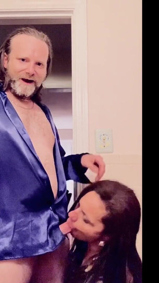 Satin Fetish King: Cette cougar en satin ne peut résister au bleu royal...