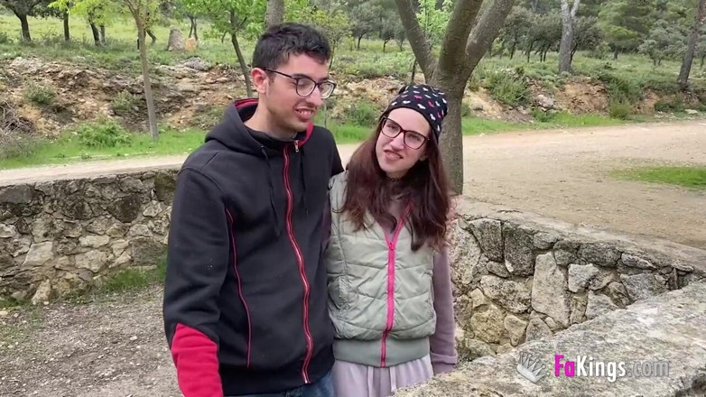 FAKings: Cuplul de la țară caută un futai la țară. Experiența în aer liber...