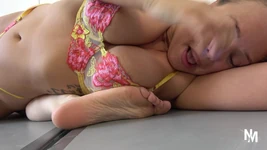 Due miLF sexy si solleticano a vicenda durante il wrestling