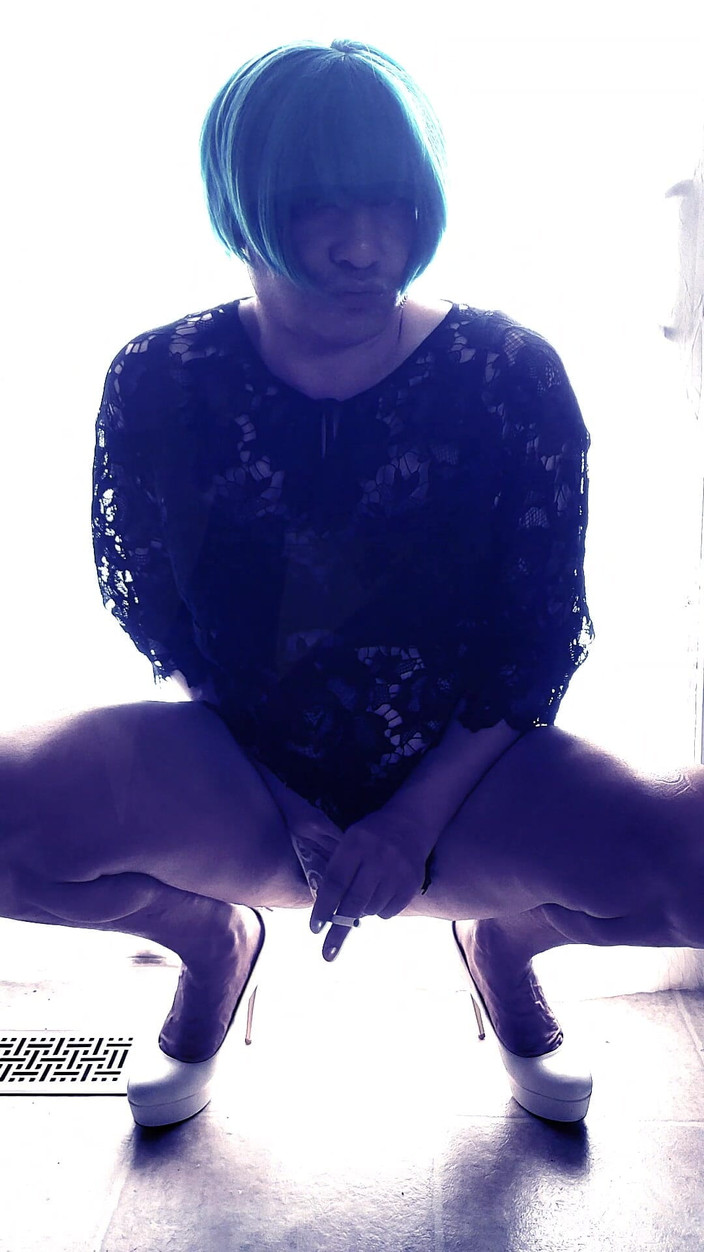 kandiKane: Rökning brasiliansk sissy slampa förförelse i plattformsklackar &amp;underkläder