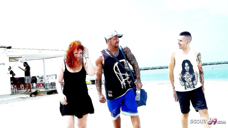 Full porn collection: Chlap vezme vnadnou zrzavou teenagerku Vicki Valkýru a šuká ji venku.