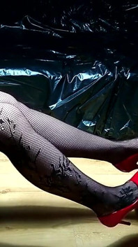 Cewek seksi rambut merah dengan sepatu hak tinggi lagi asik ngentot kontol ekstrem pakai sepatu hak tinggi!