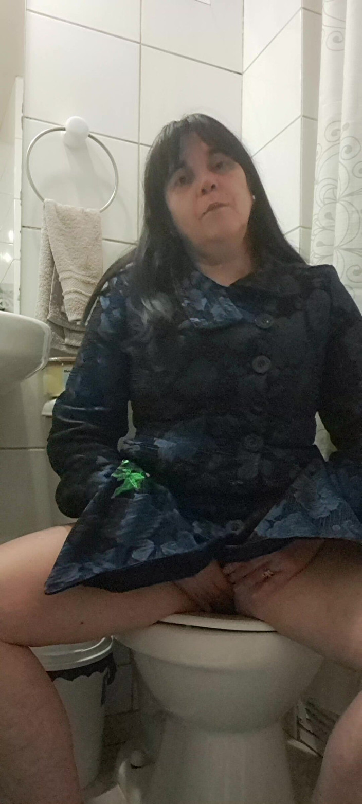 Mommy big hairy pussy: MILF Esta Desnuda Bajo El Abrigo Para Salir