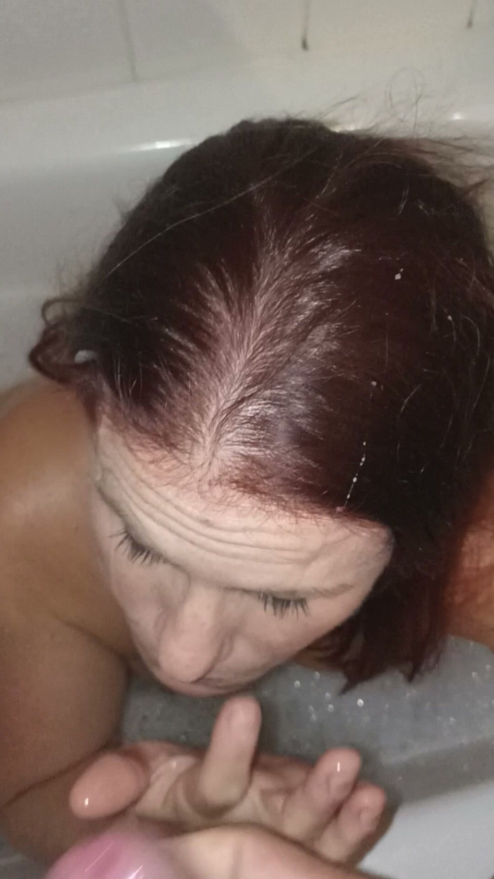 Jadelareine: Jade in Lingerie in De Badkamer Zuigt Me En Eindigt...
