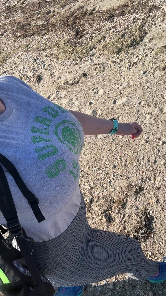 Sophie James: Tetek, pepek berbulu dan pantat keluar di pantai!!