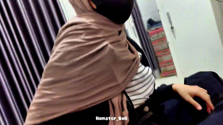 Hamster_Ball: 雨の中で大学の宗教教師とセックスする
