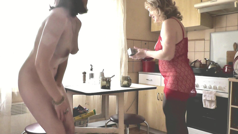 Assol: 透明なネグリジェを着た大人の女性ブロンドと美しくかわいいブルネットの裸の女の子がキッチンで料理をします。女性の同性愛者。天然のおっぱいのまんこ