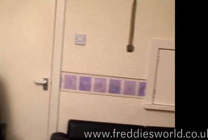 Freddies World: Une blonde mince se fait enculer