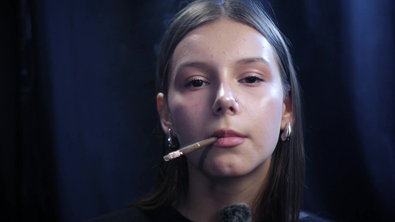 Russian Smokers: Mladá dívka kouří sólo v klidné studiové relaci s pomalými...