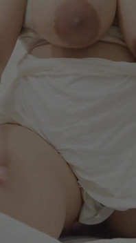 Büyük memeli tek başına mastürbasyon azgın büyük memeli orta yaşlı seksi kadın