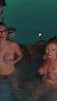 Orgie Dans Un Jacuzzi Avec Deliah Grace Et Nikki Zee