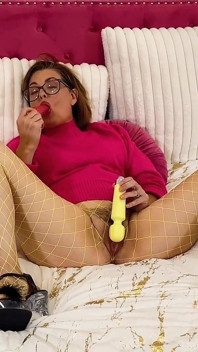 Slet huisvrouw wordt betrapt op het kijken naar porno mag en gestraft