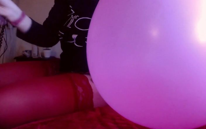 Nicoletta Embassi: Italian MILF Cums on Top of the Balloons All Wet