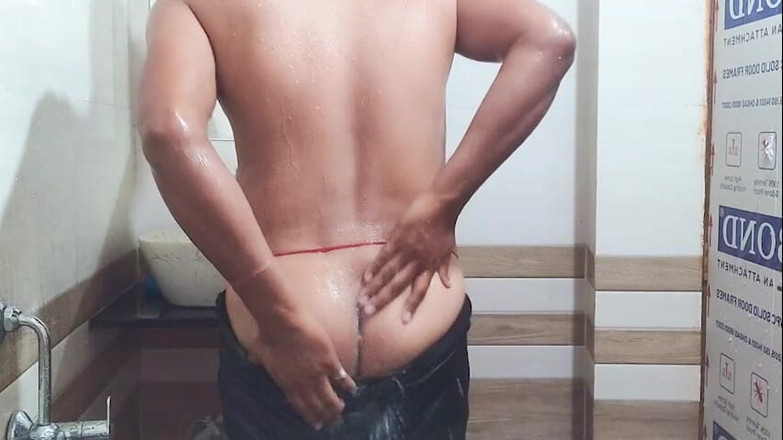 raka use: Si è masturbata nella doccia nel bagno