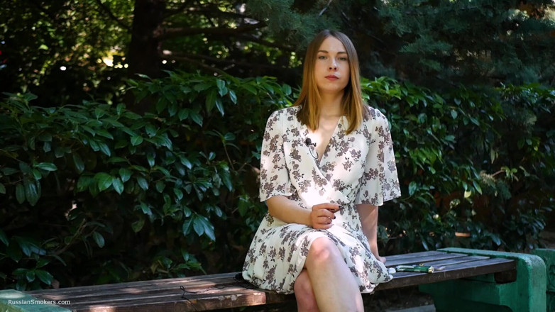 Russian Smokers: Evgeniya đang hút thuốc lá mạnh