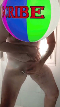 잘생기고 성숙한 통통에 크고 굵은 음경이 샤워실에서 내 음경과 계란을 면도하는 장면이 클로즈업 장면으로 나옵니다