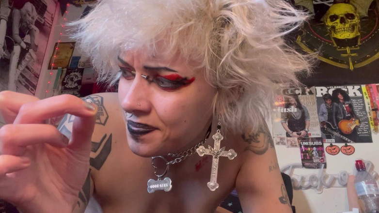 Glitterqueen1999: Il piccolo uomo nasconde nella bocca deglitterqueen1999 S mentre succhia...