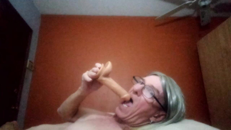 loveitall123499: Aku lagi asik muasin memeknya pakai dildo favoritku!