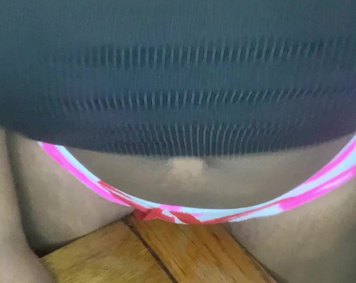 Anye Meshell: ¡Moliendo estos pantalones cortos blancos apretados donde sea necesario!