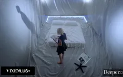 Mai adânc Jessie și Lilly au un sex în trei pervers în carantină