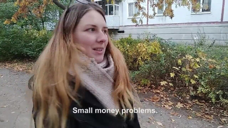SweetAndFlow: Ein college-mädchen am eingang gefickt