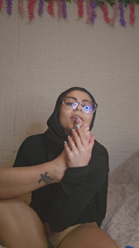 Ssanie moich stóp i dildo analnego Mia Niqab